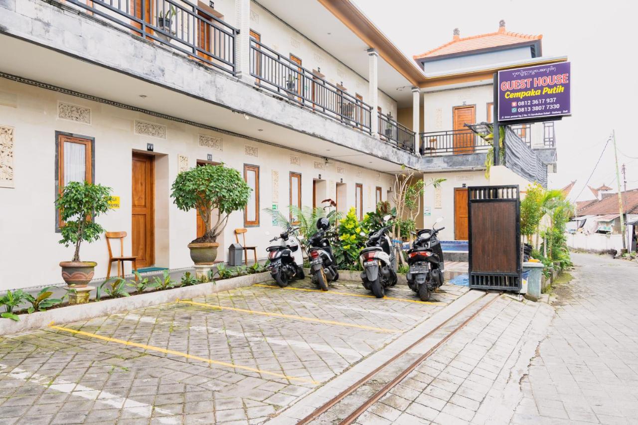 Guesthouse Cempaka Putih Seminyak Esterno foto