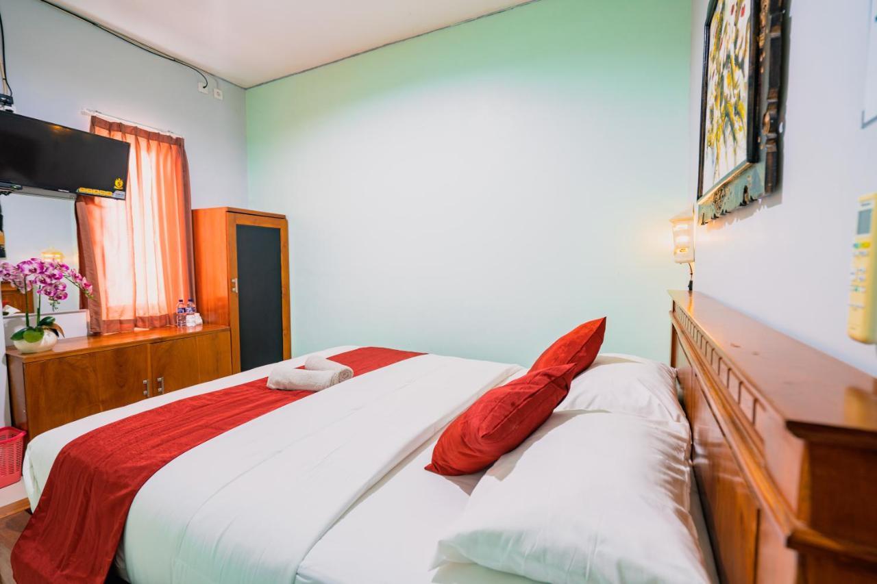 Guesthouse Cempaka Putih Seminyak Esterno foto