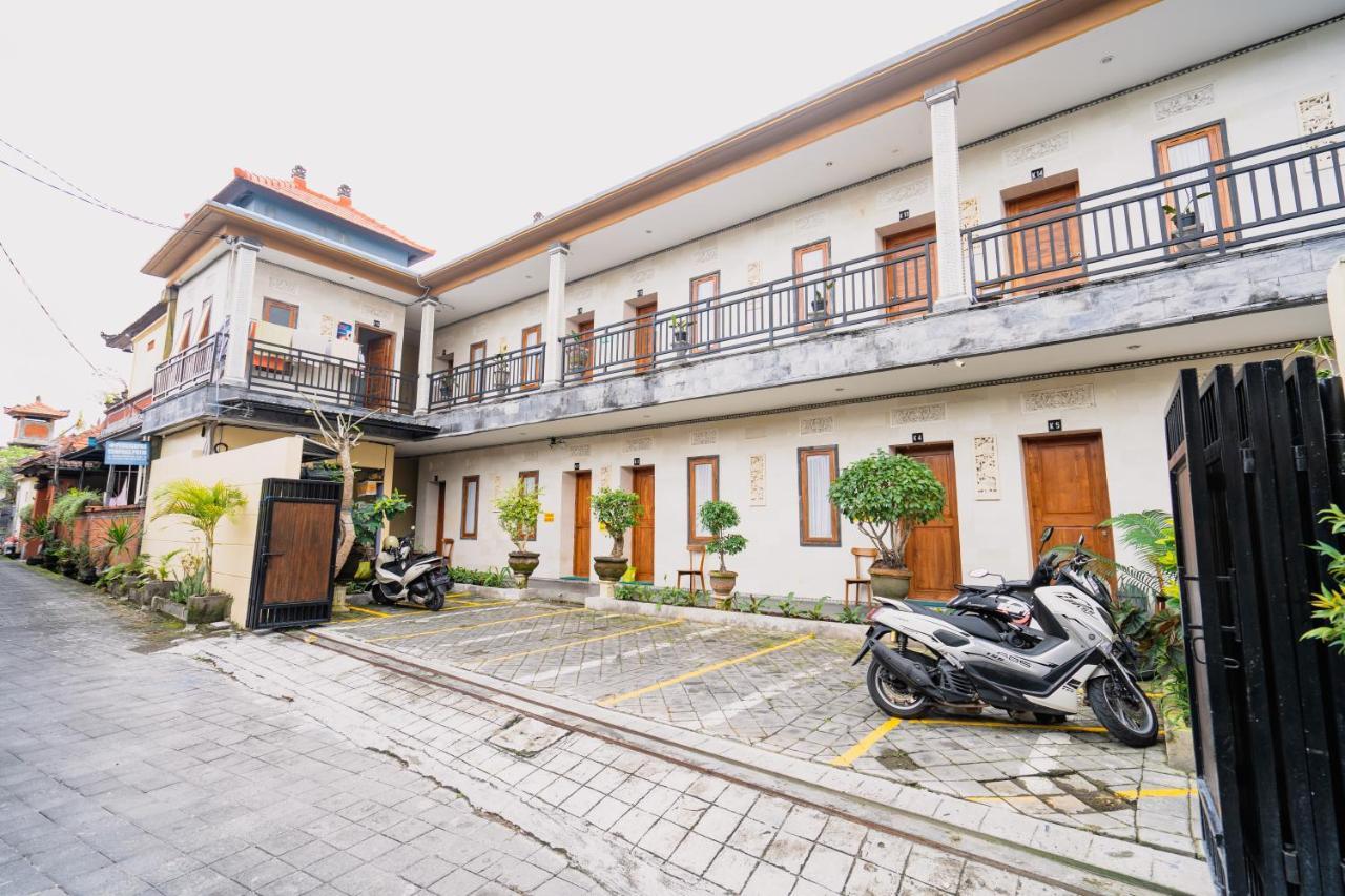Guesthouse Cempaka Putih Seminyak Esterno foto