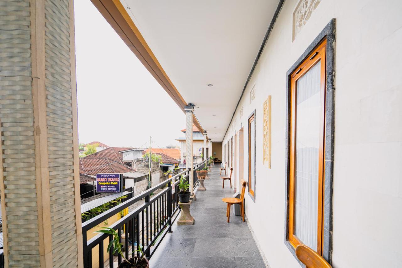 Guesthouse Cempaka Putih Seminyak Esterno foto