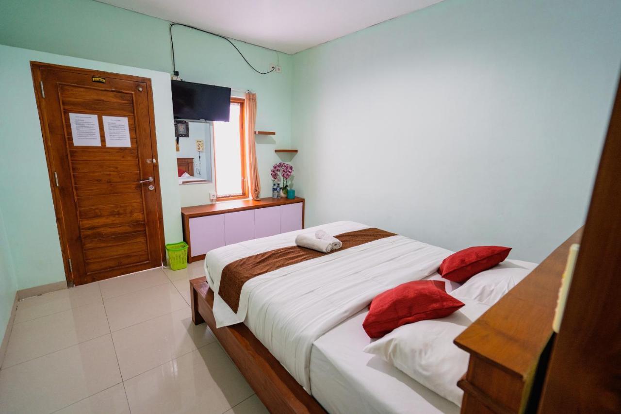 Guesthouse Cempaka Putih Seminyak Esterno foto
