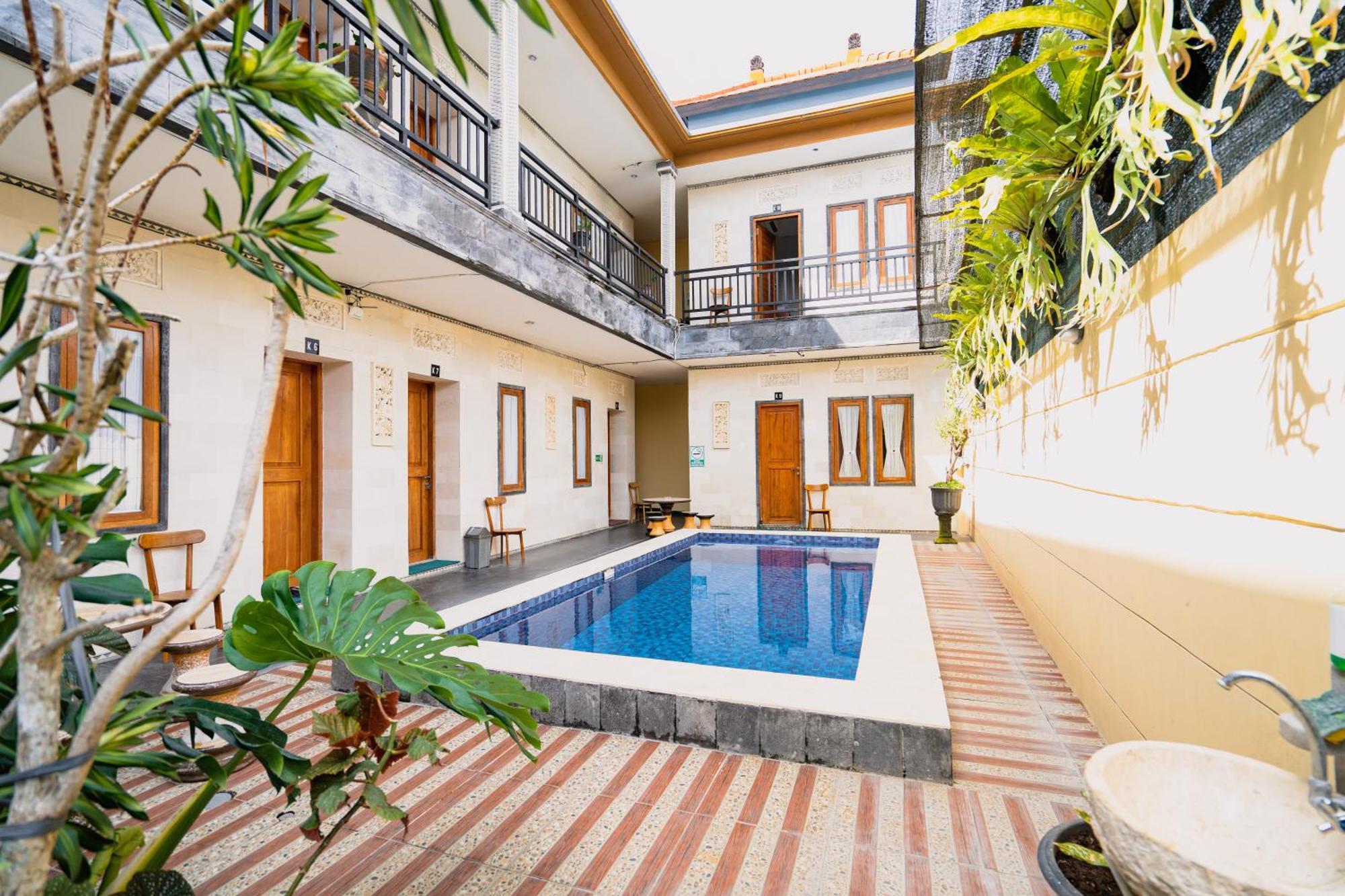Guesthouse Cempaka Putih Seminyak Esterno foto